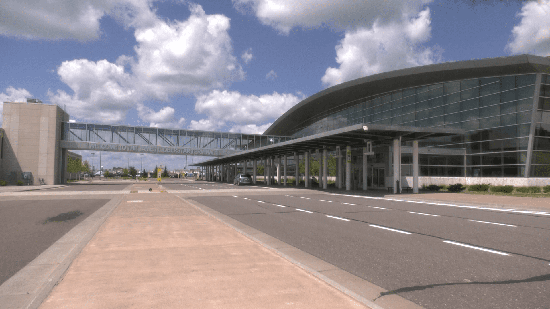 A picture of the outside of the Duluth International Airport