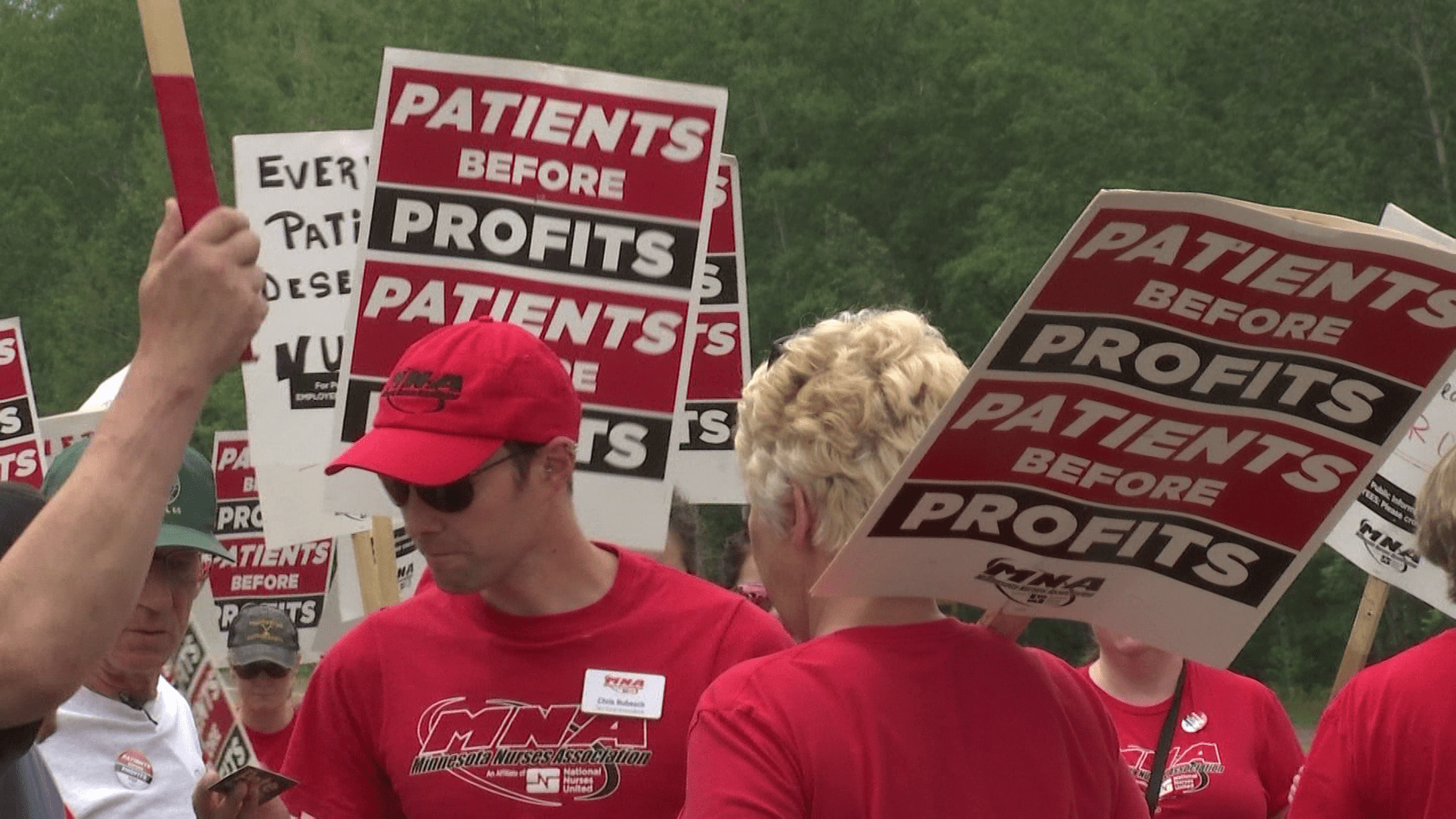 People holding Minnesota Nurses Association signs