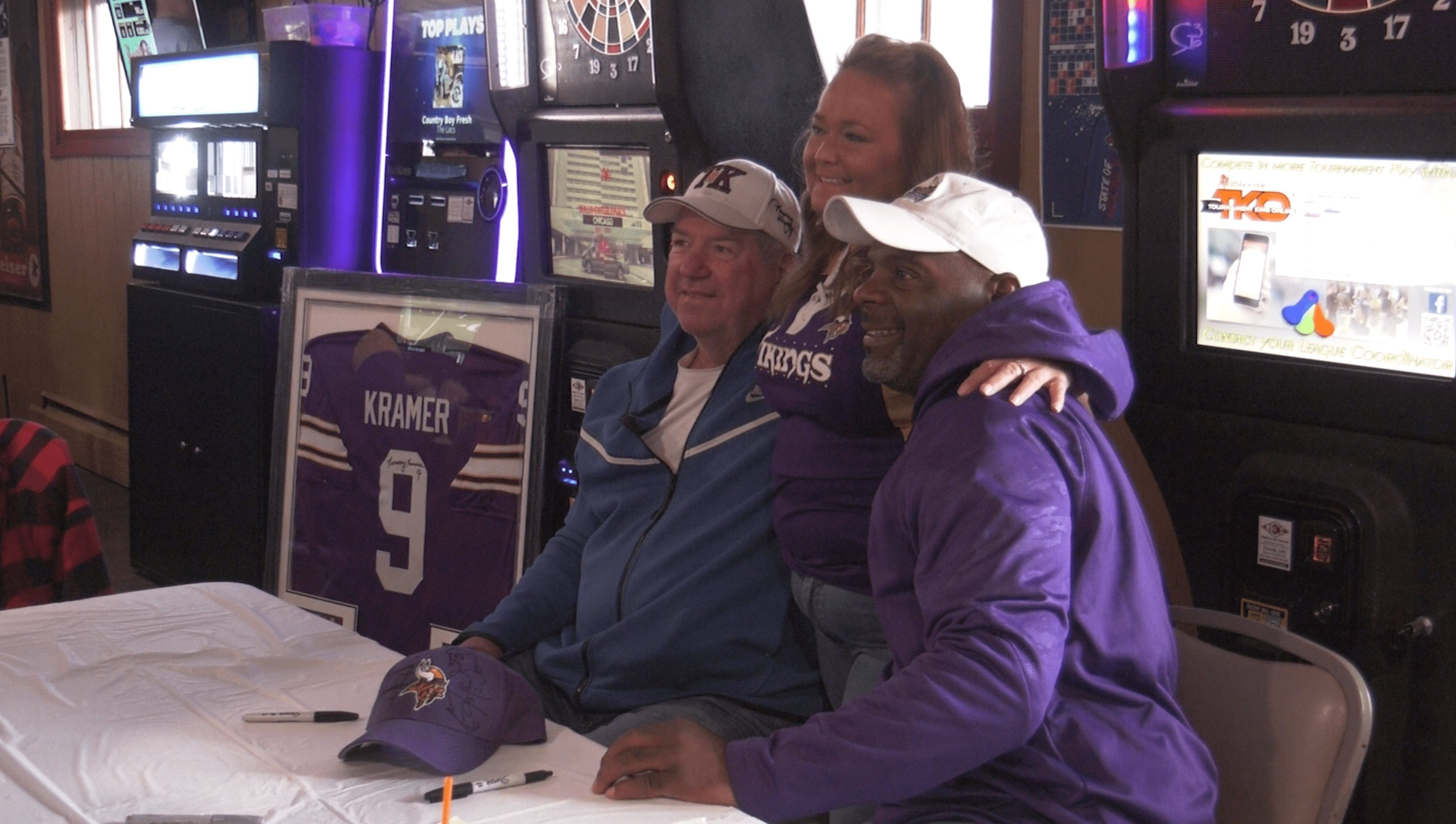 Retired Vikings host watch party at Billy's Bar in Duluth - WDIO