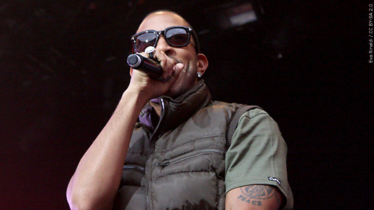 Rapper Ludacris singing with sunglasses on.
