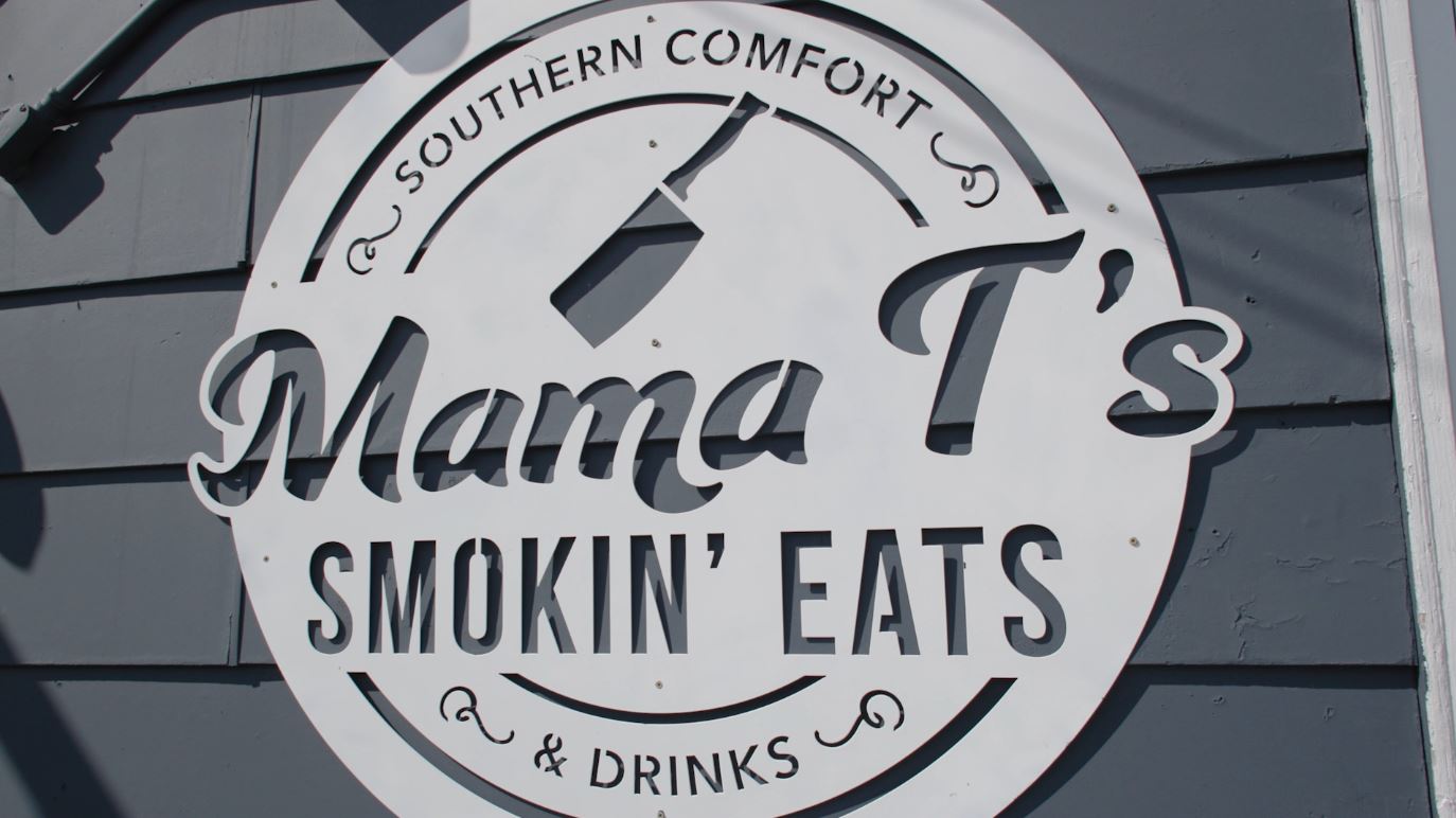 The Mama T's Smokin' Eats sign