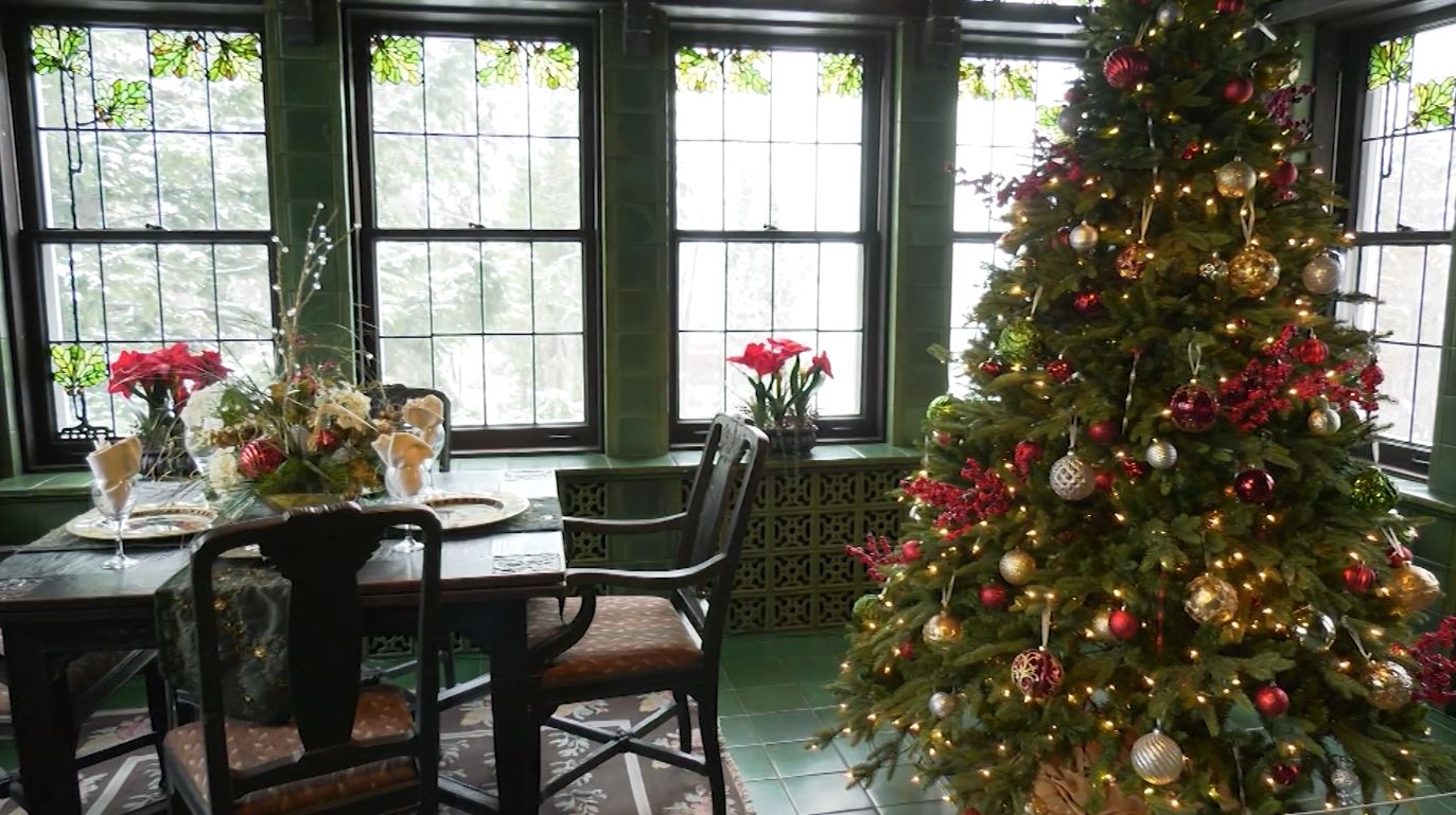 Glensheen's breakfast room decorated for the holidays